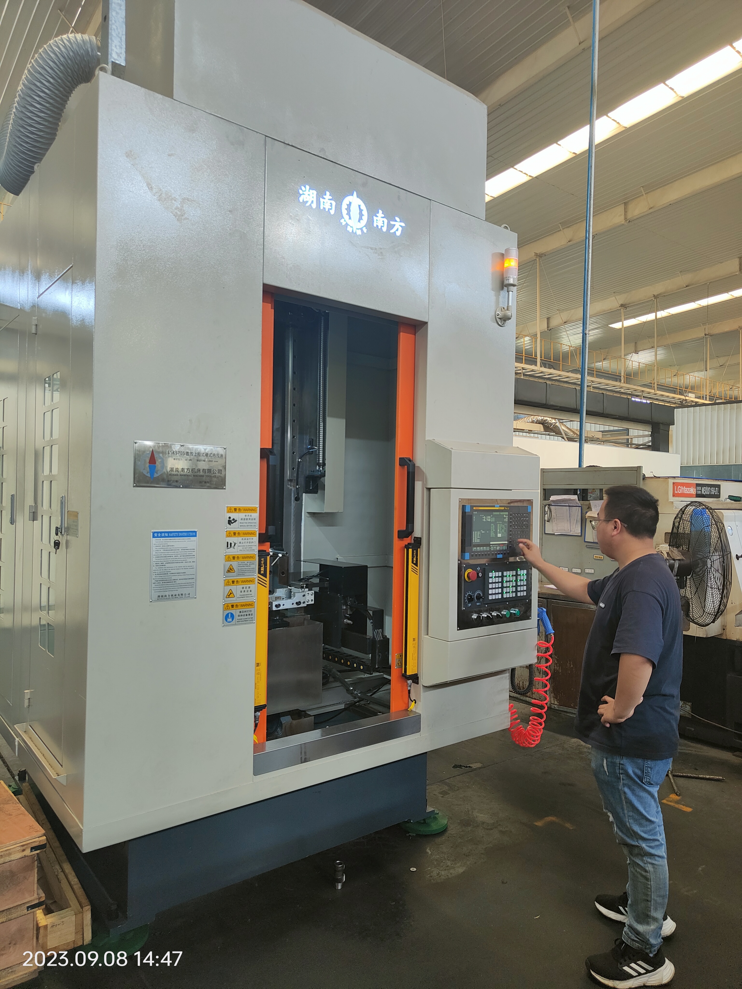 LSK5705高(gao)速數控(kong)上拉式(shi)硬拉床(chuang)